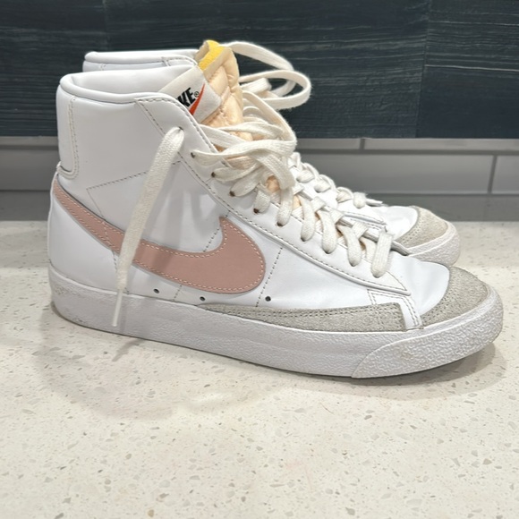Nike Blazers - Picture 2 of 7